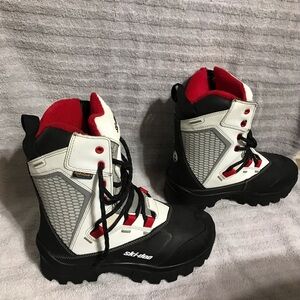 Women’s size 8 Ski-Doo boots